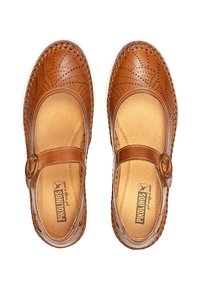 Chaussures en cuir marron avec des détails perforés, bout rond, sangle avec boucle circulaire, et semelle intérieure rembourrée. Semelle en caoutchouc blanc.