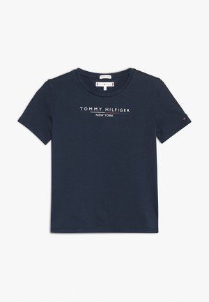 T-shirt bleu marine à manches courtes avec l'inscription "Tommy Hilfiger New York" en blanc sur le devant et petit logo sur la manche gauche.