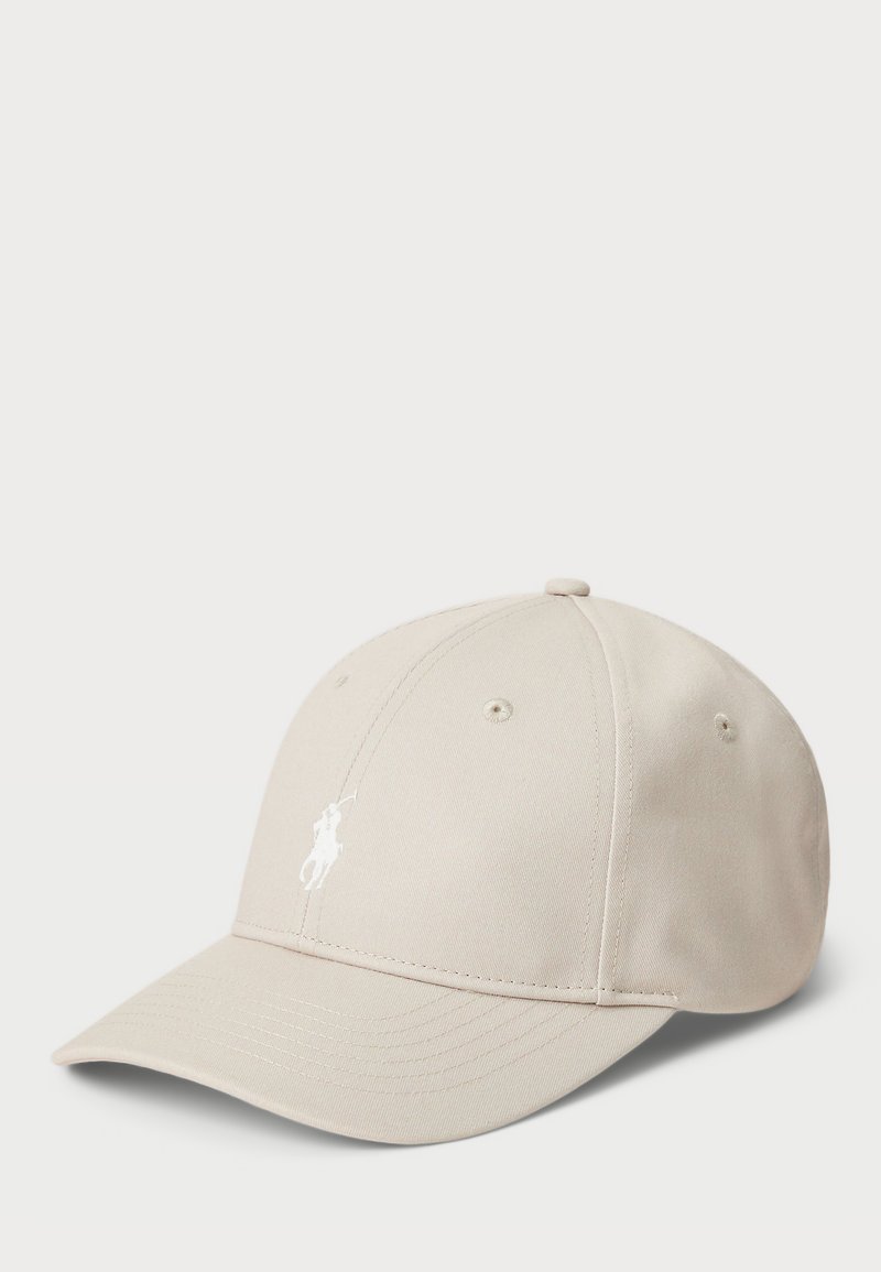 Gorra de béisbol beige con visera curva y paneles cosidos, con un pequeño logo bordado de jugador de polo en blanco en el lado delantero izquierdo.