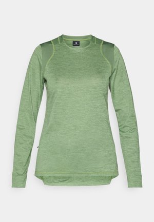 Maglietta sportiva a maniche lunghe di colore verde chiaro, realizzata in tessuto testurizzato con pannelli in rete sulle spalle, con orlo arrotondato e scollo a girocollo.