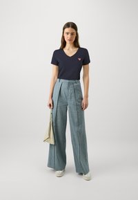 Guess TRIANGLE  - Camiseta básica - suiting blue