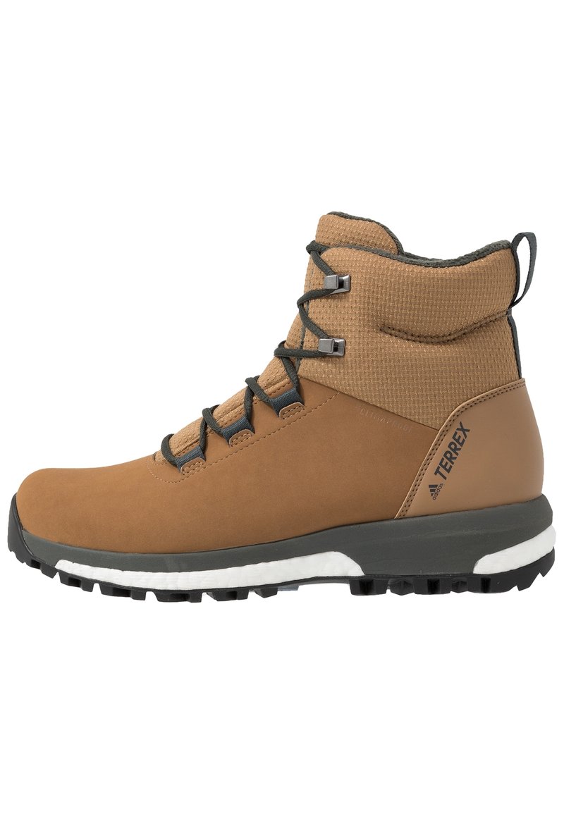 Botte de randonnée marron avec une tige texturée, avant lacé, et semelle extérieure en caoutchouc. Dispose d'un col rembourré et d'accents renforcés.