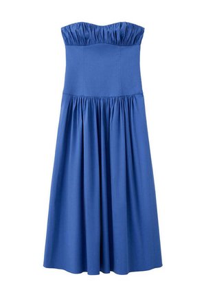 Robe midi bleue sans bretelles avec corsage froncé et jupe froncée, fabriquée en tissu lisse, adaptée pour une tenue formelle ou décontractée.