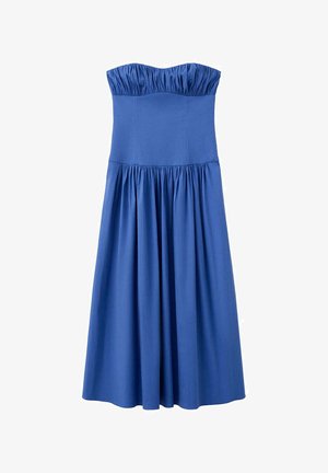 Robe midi bleue sans bretelles avec corsage froncé et jupe froncée, fabriquée en tissu lisse, adaptée pour une tenue formelle ou décontractée.