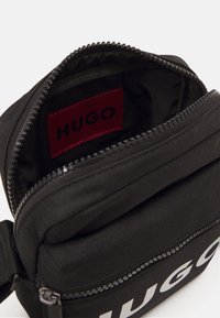 HUGO ETHON LOGO ZIP UNISEX - Axelremsväska - black