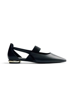 Zapato plano negro de punta afilada con un elegante upper de cuero, banda elástica, lados abiertos y un tacón bajo con acentos dorados. Diseño minimalista.