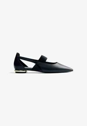 Scarpa bassa nera a punta con una tomaia in pelle elegante, cinturino elastico, lati aperti e tacco basso con dettagli dorati. Design minimalista.