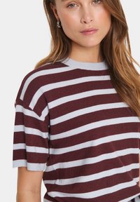 Suéter de punto a rayas en burdeos y gris claro, de manga corta, cuello redondo y textura suave con un corte relajado.