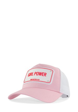 Casquette rose avec un dos en maille blanche, arborant un patch rectangulaire blanc sur lequel est inscrit "GIRL POWER" en texte rouge. Ajustement structuré avec un bord incurvé.