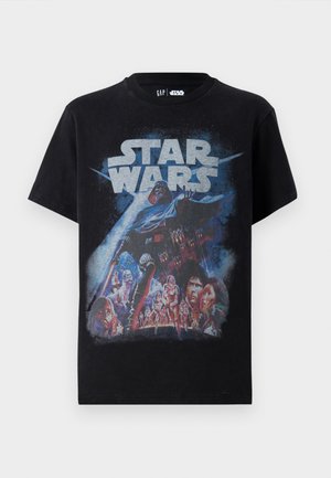 Čierne bavlnené tričko s farebným grafickým potlačou "Star Wars", na ktorom je zobrazený Darth Vader a rôzne postavy na pozadí vesmíru.