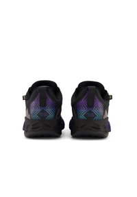 Zapatillas deportivas negras con una parte superior texturizada, un patrón geométrico púrpura en el talón y el logotipo "FRESH FOAM" en un acento azul.