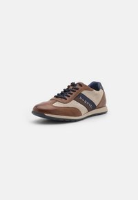 Barna bőr és bézs hálós sneaker kék részletekkel, textúrázott kialakítással, gumitalppal és fekete fűzőkkel. A "bugatti" logó látható.