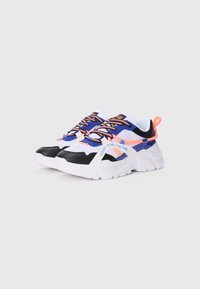 Masywne sneakersy z czarną, białą i niebieską tekstylną cholewką, zdobione różowymi akcentami i wzorzystymi sznurówkami, zaprojektowane z myślą o wsparciu i komforcie.