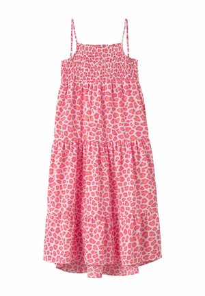 Robe d'été sans manches à imprimé léopard rose et orange avec corsage smocké et jupe à volants en plusieurs niveaux.