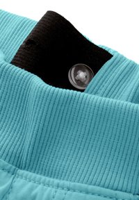 Turkusowa tkanina o prążkowanej strukturze, z czarną elastyczną taśmą i przezroczonym guzikiem. Wzór zawiera szczegół przeszycia.