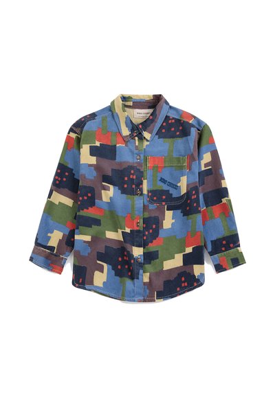 Chemise à manches longues boutonnée avec un motif camouflage abstrait multicolore en bleu, vert, rouge et beige, avec une poche poitrine à l'avant.