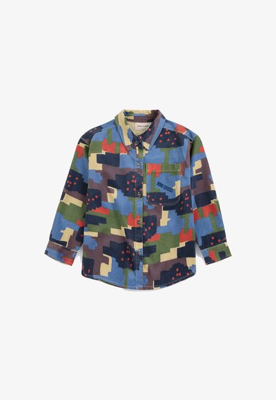 Chemise à manches longues boutonnée avec un motif camouflage abstrait multicolore en bleu, vert, rouge et beige, avec une poche poitrine à l'avant.