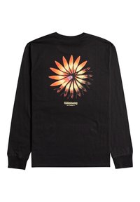 Schwarzes langärmliges T-Shirt mit einem lebendigen orange-gelben Blumenmotiv auf dem Rücken, mit "Billabong Surf Supply Co." in weißem Text.