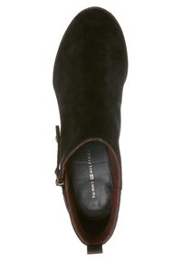 Czarne zamszowe botki z zaokrąglonym noskiem, zamkiem błyskawicznym z boku i podszewką z czerwonym akcentem. Posiadają skórzane wkładki i niski obcas.