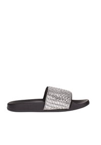 Chancla negra con tira metálica plata texturizada y con patrón trenzado. Suela plana, diseño de punta abierta.