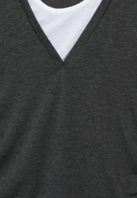 Mørkegrå V-hals T-shirt med et hvidt indre lag, lavet af blødt stof, med en glat tekstur og et enkelt design.