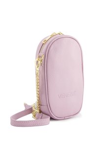 Różowa torebka crossbody z ekoskórki o zaokrąglonym kształcie, złotym zamkiem i paskiem z łańcuszkiem. Posiada tłoczone logo "VENEZIA".