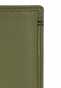 Tarjetero de cuero verde oliva con textura suave, costuras negras en contraste y esquinas redondeadas para un diseño refinado.