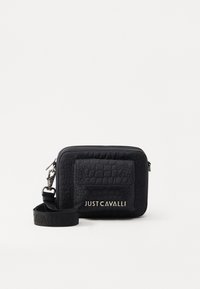 Sac à épaule noir texturé de forme rectangulaire, doté d'une poche avant et de quincaillerie en argent. Logo "JUST CAVALLI" affiché en évidence.