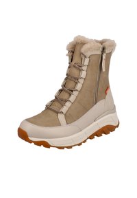 Botín medio beige con exterior de ante, cuello de piel sintética, cordones metálicos y suela de goma gruesa con patrón de tracción. Cremallera lateral para facilitar su uso.