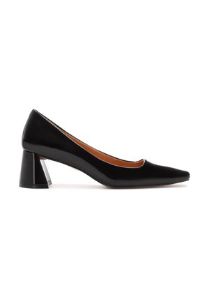 Décolleté in vernice nera con punta affusolata e tacco a blocco geometrico distintivo. Superficie liscia con un design elegante.