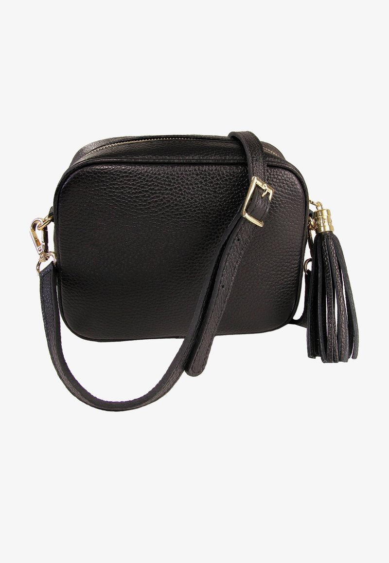 Zwarte leren crossbody tas met een gestructureerd oppervlak, ritssluiting en afneembare riem. Heeft een decoratieve tassel als detail.