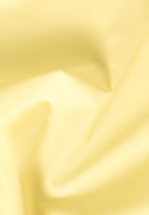 Zacht geel stof met een gladde textuur, met lichte plooien en kreukels, wat een tastbare en lichte uitstraling creëert.