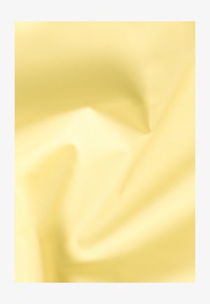 Zacht geel stof met een gladde textuur, met lichte plooien en kreukels, wat een tastbare en lichte uitstraling creëert.