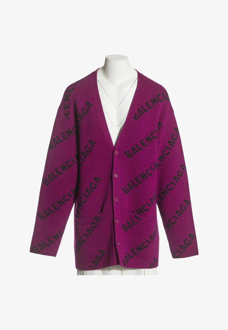Cardigan violet boutonné avec logos Balenciaga noirs en diagonale et deux poches avant présenté sur un mannequin blanc.
