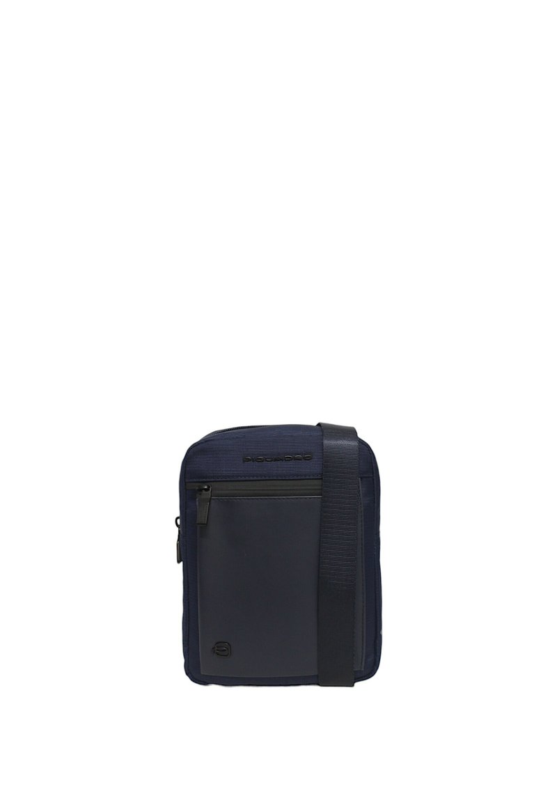 Borsa a tracolla blu navy realizzata in tessuto resistente, con una parte anteriore testurizzata, un compartimento principale con zip e una tracolla regolabile.