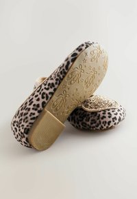 Papuci cu imprimeu de leopard, cu un accent strălucitor pe vârful de culoare aurie, o textură moale și o talpă flexibilă din cauciuc cu un design modelat.