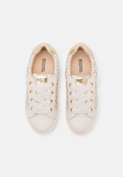 Vita sneakers med ett mönstrat textildesign, guldfärgad hårdvara, rund tå och textilskosnören. Slät yta totalt.