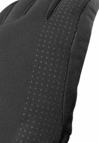Zwarte ergonomische stoelzitting met een gestructureerd stoffen oppervlak. Beschikt over een glad leren rand en een gestippeld patroon voor een betere grip.