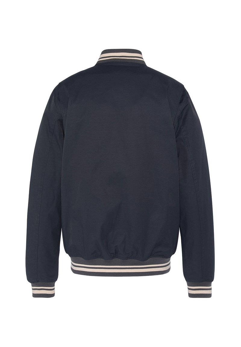 Marineblauer Bomberjacke mit geripptem Kragen, Bündchen und Saum, die weiße und beige Streifen aufweist. Hergestellt aus glattem, leichtem Material.