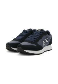 Un paio di scarpe da ginnastica nere e blu navy con intersuola bianca e simboli del logo sui lati, posizionate su uno sfondo bianco.
