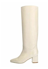 Kniehoge witte leren laars met een spitse neus en blokhak. Glad oppervlak en minimale stiknaad, wat zorgt voor een elegante silhouet.