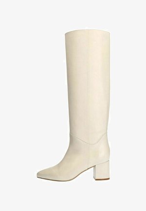 Stivale bianco in pelle alto fino al ginocchio con punta affusolata e tacco a blocco. Texture liscia e dettaglio di cucitura minimale, per una silhouette elegante.