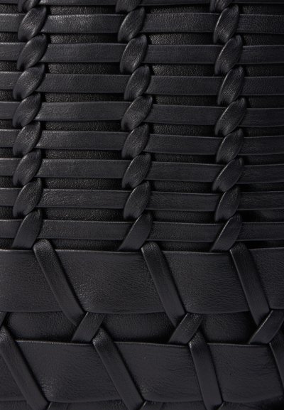 Borsa in pelle intrecciata nera con un design testurizzato caratterizzato da strisce intrecciate e accenti lisci, che presenta una forma rettangolare strutturata.