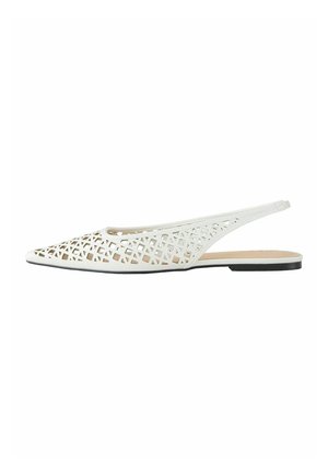 Weißer flacher Slingback-Schuh mit spitzer Spitze und geometrischem Cut-out-Muster an den Seiten und oben.