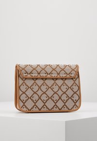 Brązowa i beżowa torebka w geometryczny wzór, o usztywnionym kształcie, z klapką zapinaną na zatrzask i skórzanymi wykończeniami. Na tkaninie ozdobny wzór z logo.