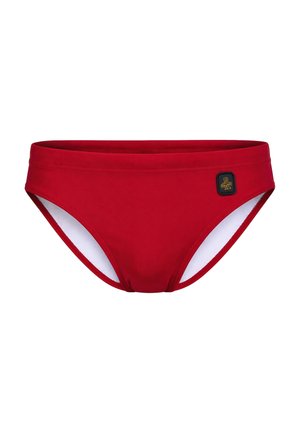 Slip da bagno rossi da uomo con una piccola toppa del marchio nera e oro sul lato sinistro, fodera interna bianca visibile alle aperture delle gambe.