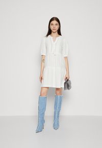 Vero Moda VMNATALI 2/4 SHORT DRESS - Skjortklänning - snow white