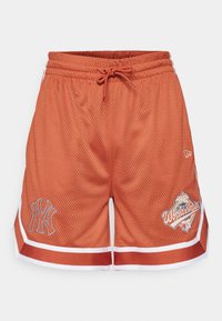 Pantalones cortos de malla naranja con acentos en blanco y rojo, con un logo de NY en una pierna y un gráfico de "World Series" en el lado opuesto.