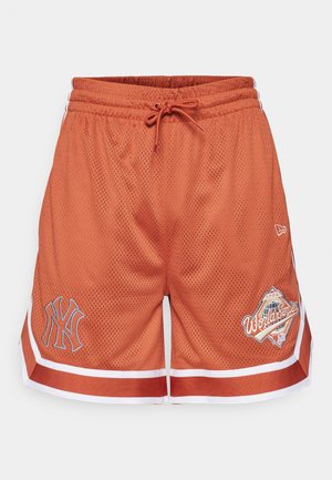Orangenes Mesh-Shorts mit weißen und roten Akzenten, mit einem NY-Logo auf einem Bein und einem "World Series"-Grafik auf der gegenüberliegenden Seite.