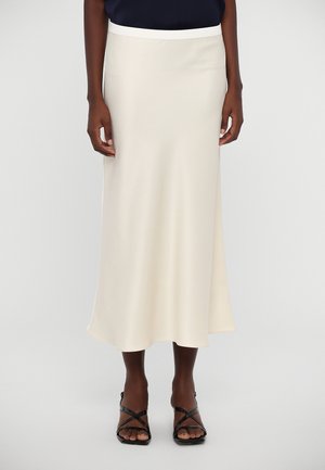 Krämfärgad satin midi kjol med en åtsittande midja och flödig nederkant, med en kontrasterande vit midja och en slät, mjuk textur.